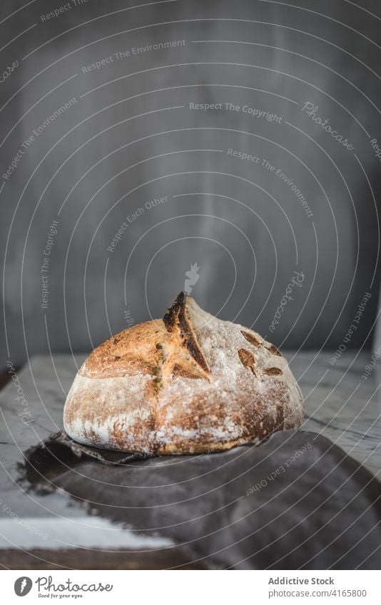 Frisches knuspriges Brot auf grauem Tuch Platz don Tisch in Bäckerei gebacken lecker Lebensmittel Mahlzeit selbstgemacht Kruste Ernährung Koch Brotlaib Küche