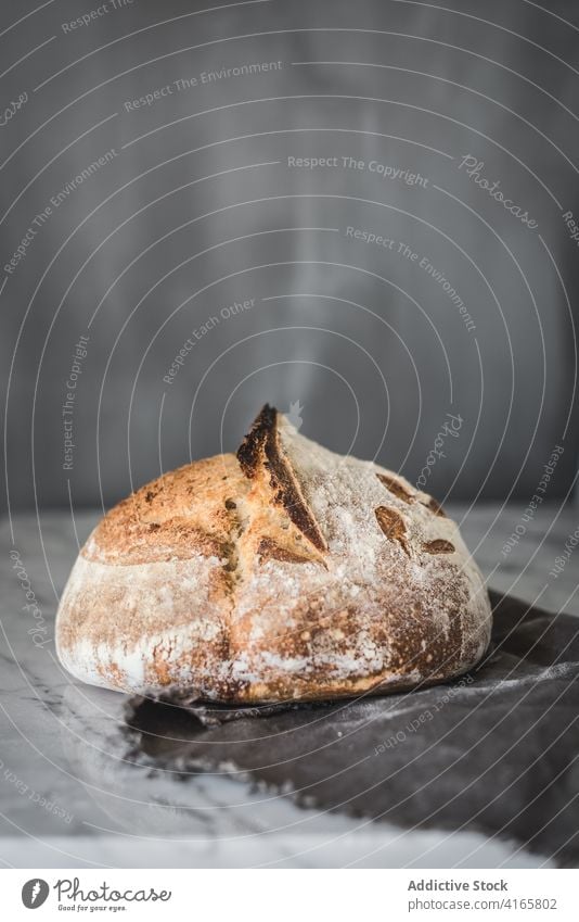 Frisches knuspriges Brot auf grauem Tuch Platz don Tisch in Bäckerei gebacken lecker Lebensmittel Mahlzeit selbstgemacht Kruste Ernährung Koch Brotlaib Küche