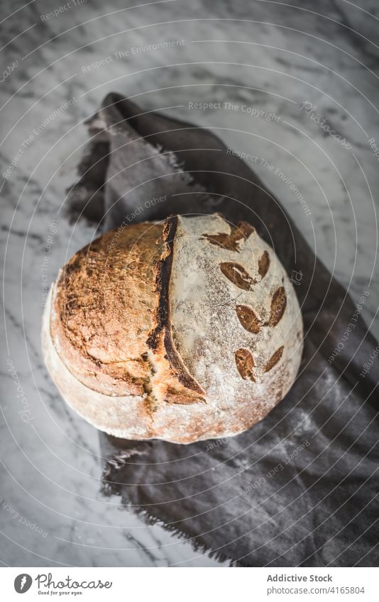 Frisches knuspriges Brot auf grauem Tuch Platz don Tisch in Bäckerei gebacken lecker Lebensmittel Mahlzeit selbstgemacht Kruste Ernährung Koch Brotlaib Küche