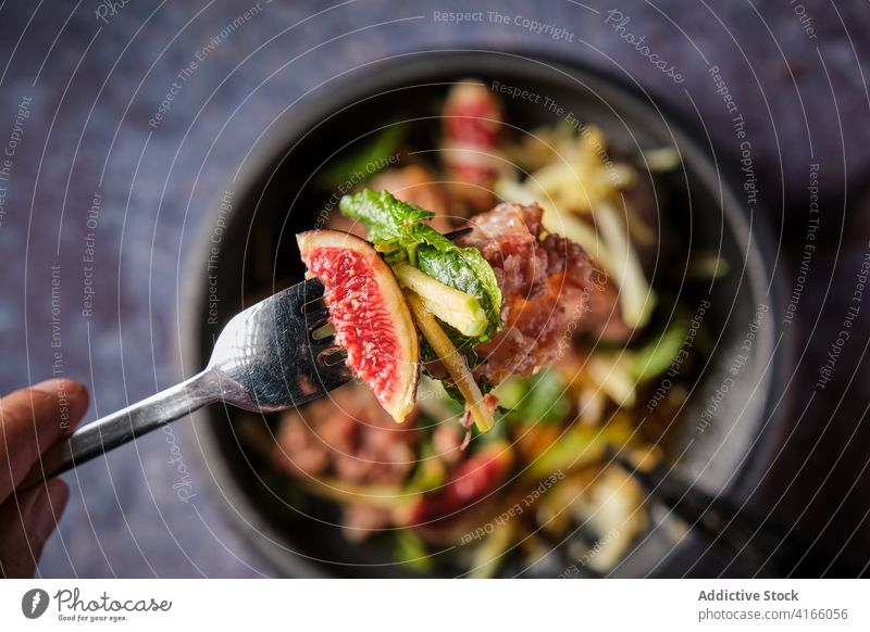 Leckere Schweinefüßchen auf der Gabel im Restaurant Traber dienen Speise Fleisch Schweinefleisch Feige Gemüse Saucen köstlich frisch Mahlzeit lecker Tisch Küche