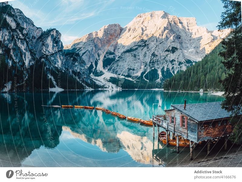 Holzhaus und Boote auf See in den Bergen Berge u. Gebirge türkis Wasser Farbe Hure Haus hölzern Schwimmer Reflexion & Spiegelung sanft Oberfläche Windstille