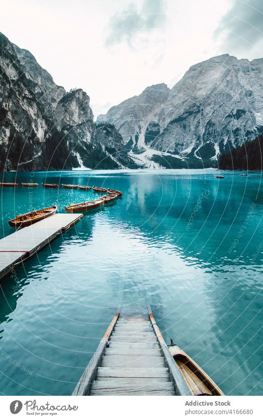 Hölzerne Mole am See türkis Berge u. Gebirge reisen Fernweh Landschaft Wasser Pier erstaunlich Reisender hölzern Kai Feiertag Teich Ufer Natur atemberaubend