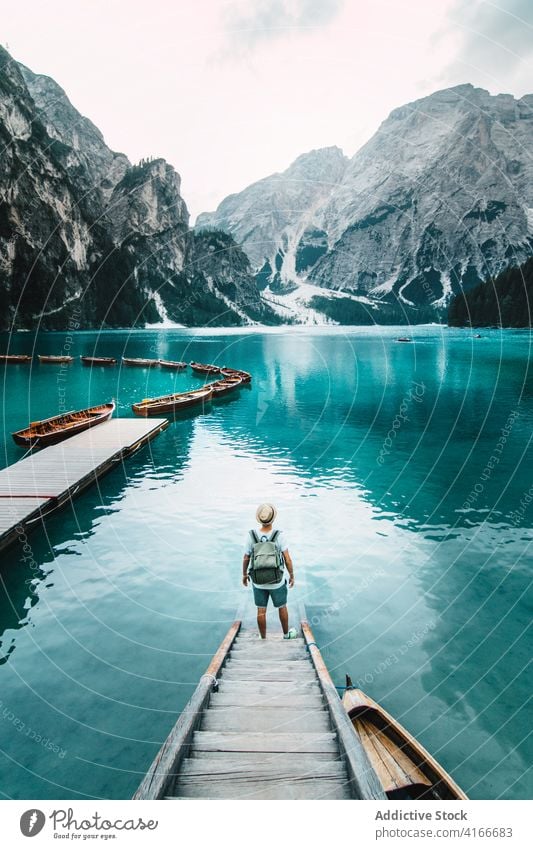 Reisender Mann auf Holzsteg in der Nähe von See türkis Berge u. Gebirge reisen Abenteuer Fernweh Landschaft Wasser Pier männlich erstaunlich hölzern Kai Urlaub