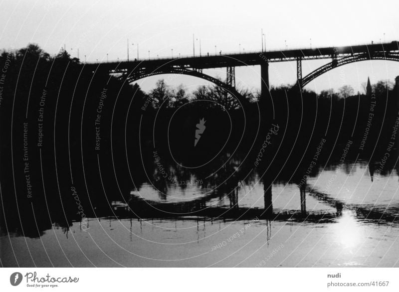 Der Weg über die Aare Matten Kirchenfeldbrücke Licht schwarz weiß Schweiz Brücke Schatten Sonne Kontrast Wasser Fluss Kanton Bern