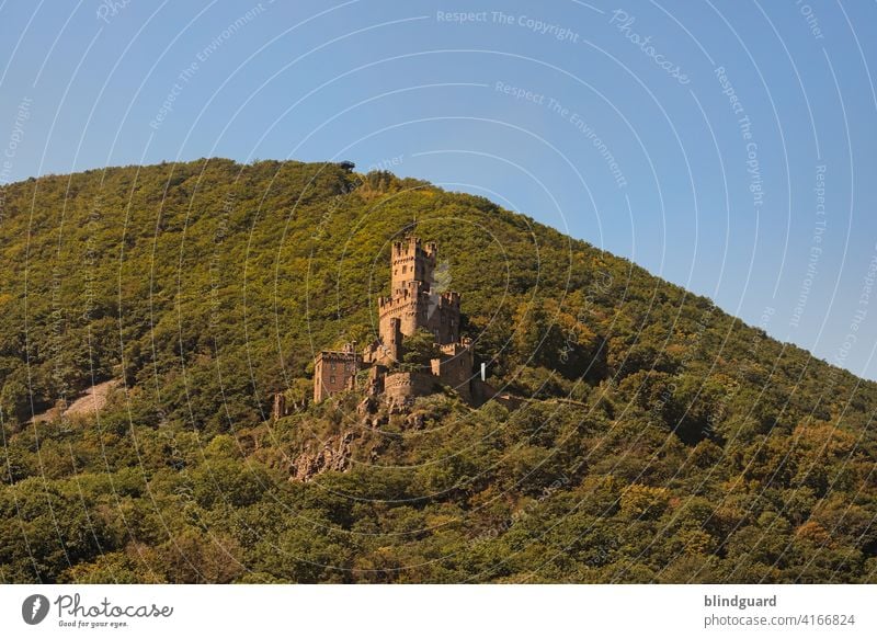 Wenn man auf dem Rhein schifft, schwimmt ab und zu eine Burg vorbei Stadt Schifffahrt Burgruine Mittelalter historisch Ausflug Burg oder Schloss Turm Himmel