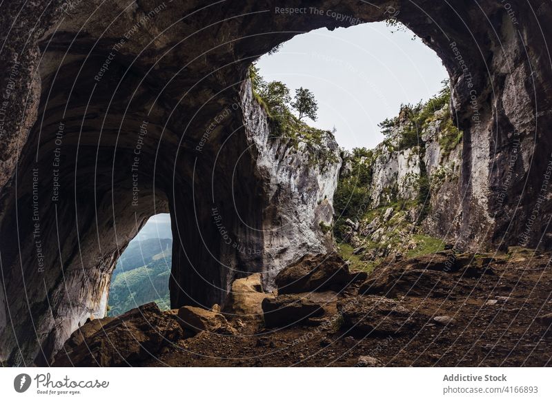 Raue Höhle und Berge unter dem Himmel im Sommer Berge u. Gebirge Natur Hochland Geologie Landschaft unberührt rau Einsamkeit malerisch vegetieren Baum Reittier