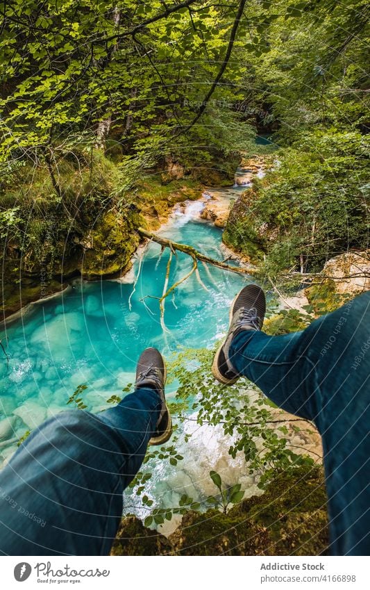 Gesichtsloser Reisender, der Fluss und Teich vom Berg aus genießt Tourist bewundern Berge u. Gebirge Natur Hochland fließen vegetieren hell nachdenken Turnschuh