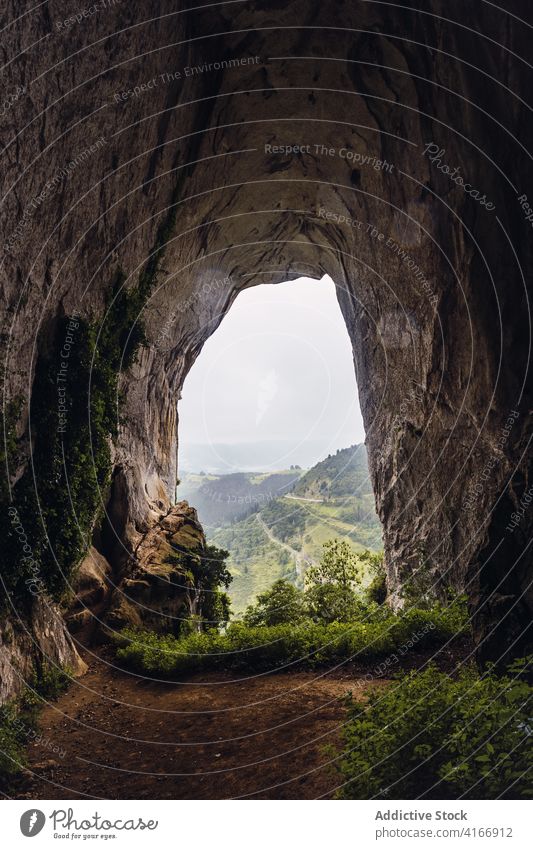 Raue Höhle und Berge unter dem Himmel im Sommer Berge u. Gebirge Natur Hochland Geologie Landschaft unberührt rau Einsamkeit malerisch vegetieren Baum Reittier