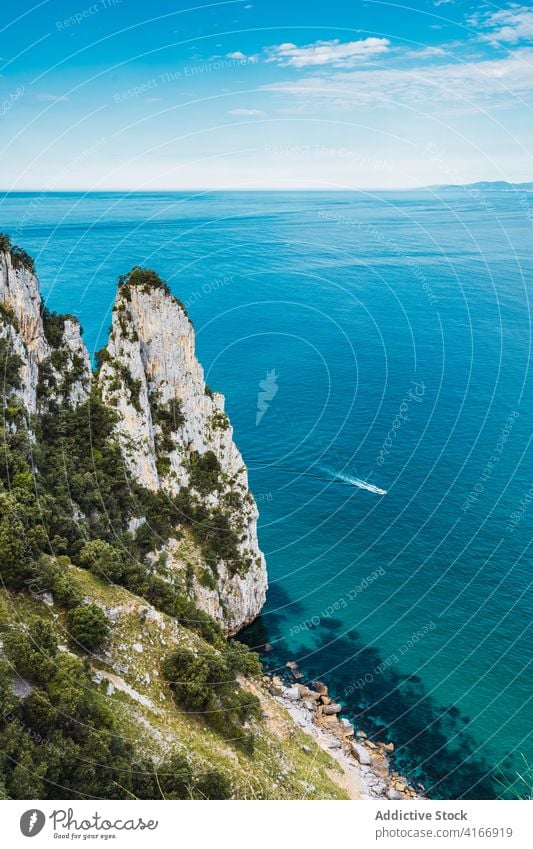 Moosbewachsene Klippen am Meer bei Tageslicht Natur Hochland Meereslandschaft Geologie Kantabrien schaumig wellig Wasser Rippeln Berge u. Gebirge Landschaft