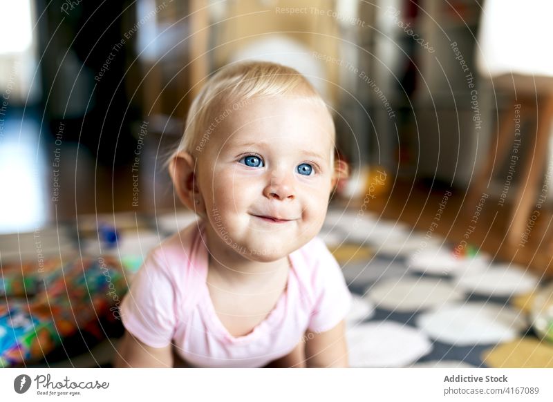 Baby Mädchen spielt auf dem Boden spielen Stock heimwärts Glück Spaß haben Spielzeug Grimasse Liebe Tochter Zusammensein bezaubernd jung Kind Kleinkind