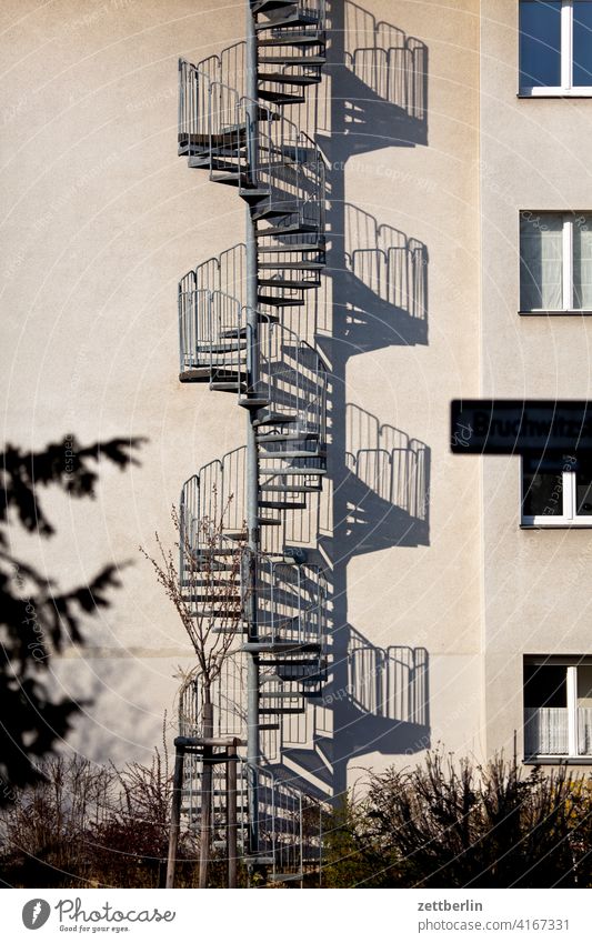 Wendeltreppe, außen absatz abstieg abwärts aufstieg aufwärts außentreppe brandschutz geländer haus mehrfamilienhaus menschenleer mietshaus stufe textfreiraum