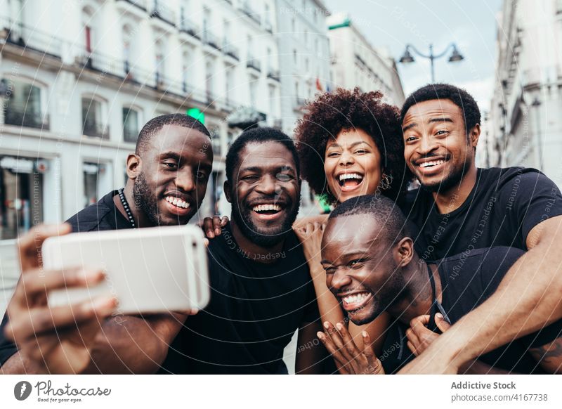 Eine Gruppe von Freunden macht ein Selfie schwarz Lifestyle Glück jung Menschen Mobile Telefon Frau schön Technik & Technologie Spaß im Freien Afrikanisch