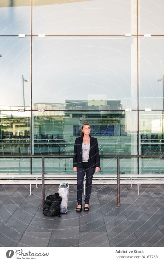 Lächelnde reisende Frau mit Koffer im Flughafen heiter Reisender Sommer Wochenende Station Rucksack Tourist Gepäck Feiertag Tasche Ausflug Urlaub Tourismus