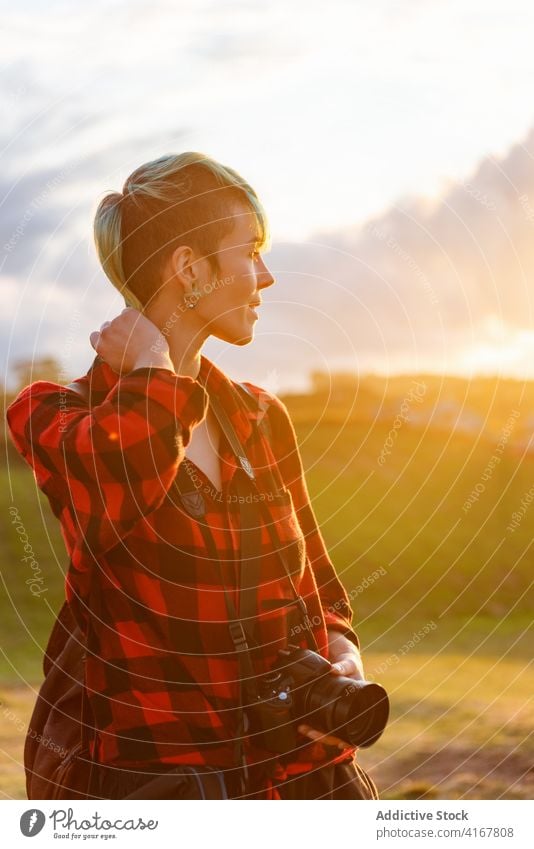 Fotograf auf Hügel bei Sonnenuntergang reisen Frau Reisender Fotoapparat erkunden Abenteuer androgyn alternativ Geschlecht professionell Natur Fotokamera Gegend