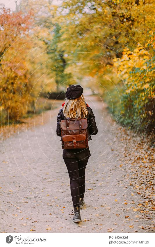 #A9# Herbstspaziergang Außenaufnahme Herbstwetter Herbstlaub wandern positiv Spaziergang Haare & Frisuren draußensein Natur erleben Junge Frau Herbststimmung