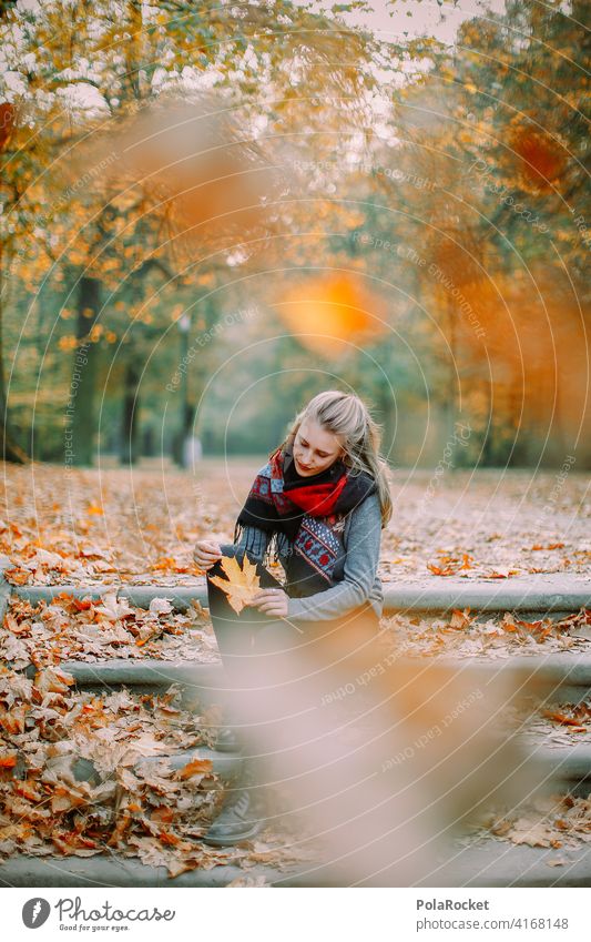 #A9# Im Herbst am Sitzen Außenaufnahme Herbstwetter Herbstlaub wandern positiv Spaziergang Haare & Frisuren draußensein erleben Natur Junge Frau Herbststimmung