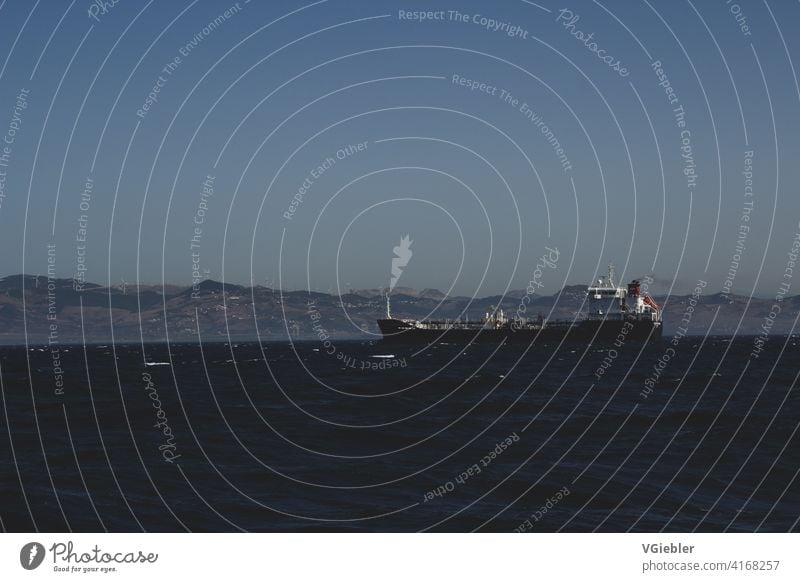 Schiff vor Küste Afrikas / Marokko in der Straße von Gibraltar / Containerschiff Schifffahrt Meer Wellen Industrie Wasser Menschenleer Landschaft Außenaufnahme