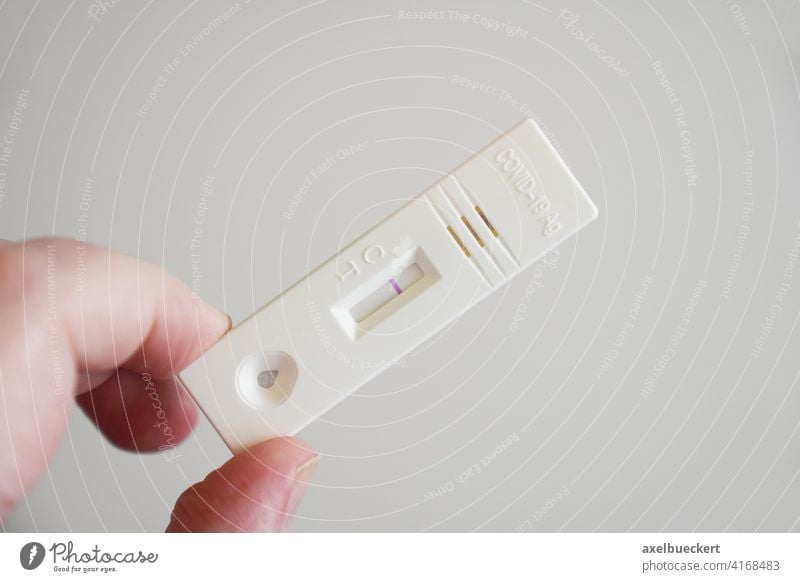 Hand zeigt negatives Ergebnis auf Corona Covid-19 Antigen-Test Coronavirus COVID-19 Selbsttest Antigentest Schnelltest covid-19 Gesundheit Person benutzend