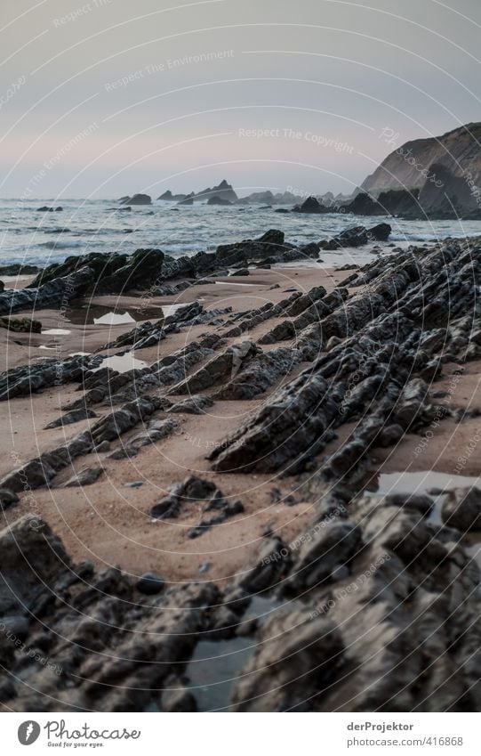 Ebbe am Strand von Sao Pedro de Muel - Portugal Umwelt Natur Landschaft Urelemente Sand Wasser Wassertropfen Sommer Klima Klimawandel schlechtes Wetter Felsen