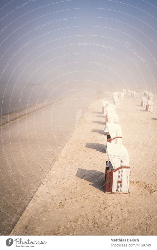 Strandkörbe im Nebel Strandspaziergang Strandkorb Küste Küstenstreifen Nordsee Nordseeküste Nordseestrand Nordseeurlaub Nebelstimmung Ferien & Urlaub & Reisen