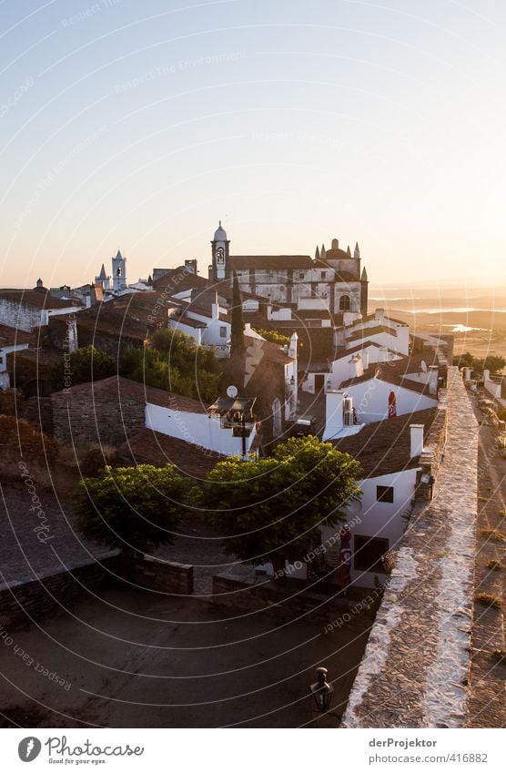 Morgens um sechs in Monsaraz (Hochformat) - Alentejo - Portugal Kleinstadt Stadtzentrum Altstadt Menschenleer Haus Einfamilienhaus Kirche Burg oder Schloss