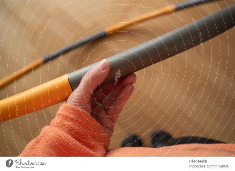 Hand an Hula Hoop Reifen vor Trainingsbeginn Workout üben Gesundheit Sport Indoor abnehmen Bewegung Bauchmuskeln Fitness Farbfoto Sport-Training Körper