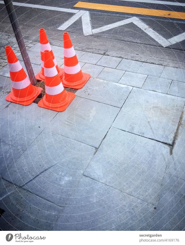 Empfehlung | immer mit offenen Augen durch die Welt laufen Verkehr Verkehrswege Verkehrssicherheit Verkehrszeichen Zebrastreifen Straße Bürgersteig Wege & Pfade