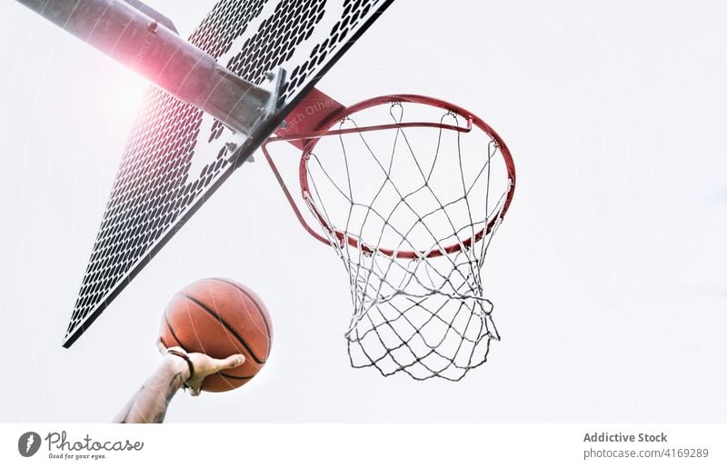 Basketballspieler wirft den Ball in den Korb spielen Reifen werfen schießen Hand Spieler Straße Streetball männlich Sport Aktivität Training Mann Hobby