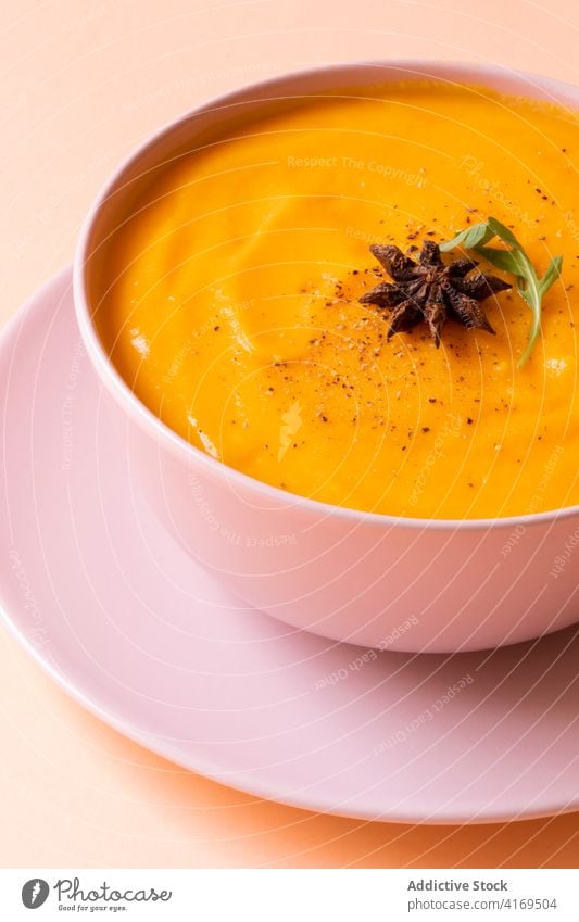 Kürbissuppe in Schüssel auf rosa Tisch Sahne Suppe Schalen & Schüsseln sehr wenige einfach Lebensmittel Vegetarier Veganer gesunde Ernährung appetitlich lecker