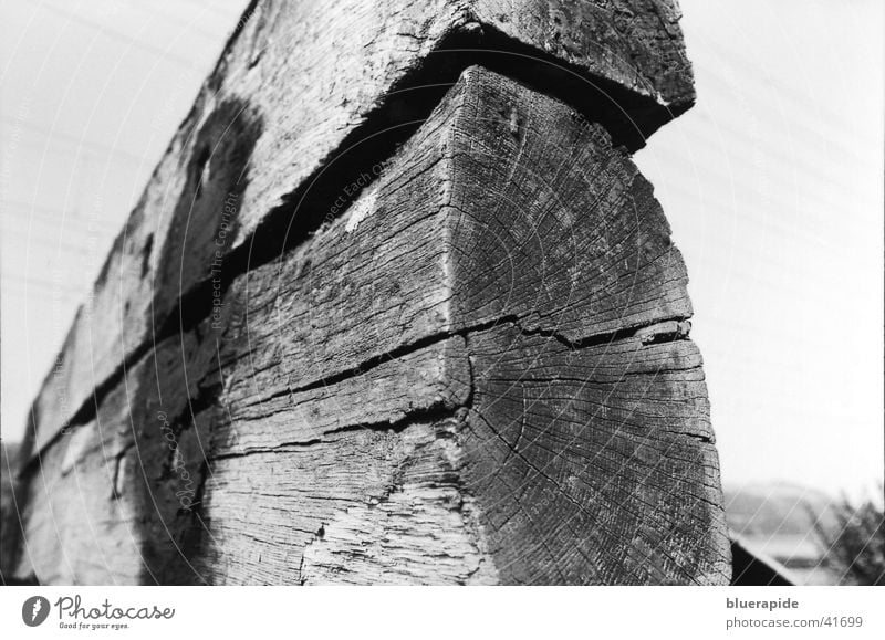 Prellbock schwarz weiß Holz Eisenbahn Holzstruktur Dinge Bahnhof Himmel