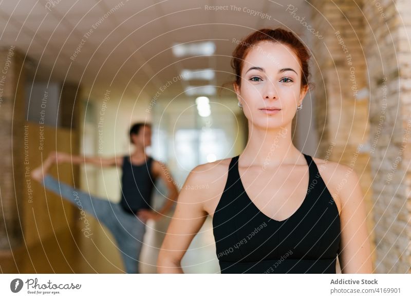 Junge Frau während einer Yogastunde Lektion Atelier ruhen Zen Achtsamkeit Hobby schlank üben jung Windstille Menschengruppe friedlich Klasse passen Harmonie