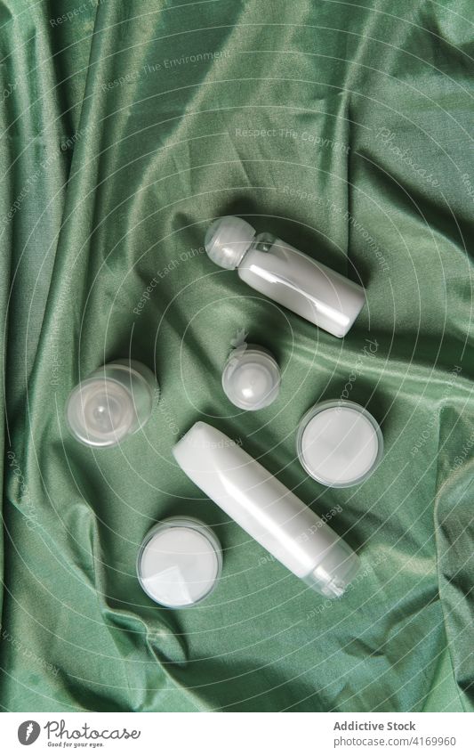 Set mit verschiedenen kosmetischen Produkten für Schönheitsbehandlungen Kosmetik Kunststoff Flasche weiß Glas Hautpflege Leckerbissen sortiert Routine Container