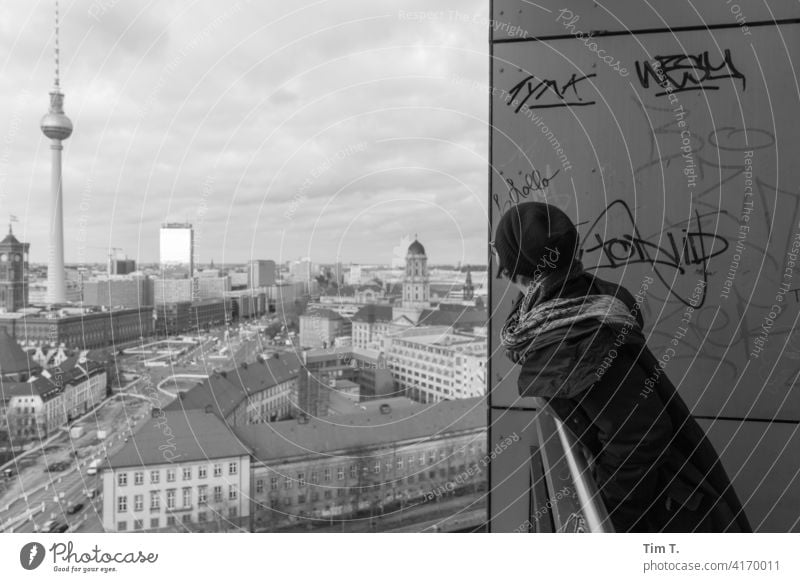 eine Frau schaut aus dem Balkon Richtung Fernsehturm Mitte fischerinsel Rathaus Hochhaus Berliner Fernsehturm Berlin-Mitte Hauptstadt Stadtzentrum Wahrzeichen