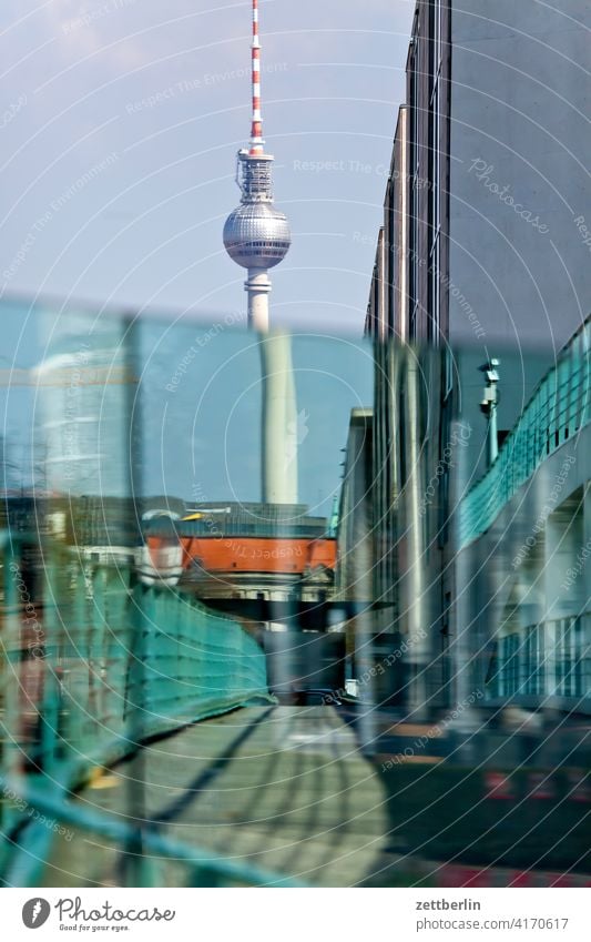 Ferensehturm hinter dem Bundeskanzleramt architektur berlin bundeskanzleramt büro city deutschland hauptstadt haus himmel hochhaus innenstadt mitte modern