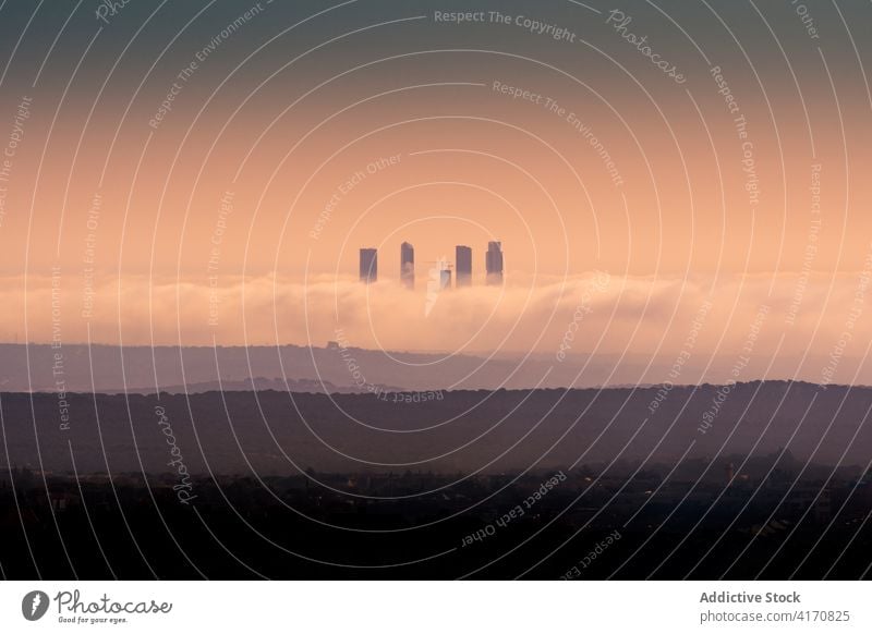 Wolkenkratzer über den Wolken am Abend Cloud Skyline Sonnenuntergang Stadtbild cuatro torres Geschäftsgebiet dick wolkig hoher Anstieg Megalopolis Madrid