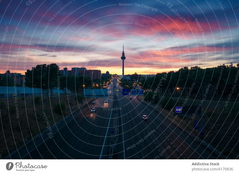 Stadtstraße mit Autos bei Sonnenuntergang Straße Großstadt endlos Verkehr PKW farbenfroh Himmel Fahrbahn Madrid Spanien Laufwerk Fahrzeug Route Asphalt