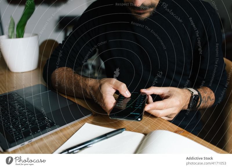 Crop-Mann bei der Arbeit mit Diagrammen auf dem Smartphone Grafische Darstellung App Unternehmer Analyse Tabelle finanziell männlich Finanzen heimwärts