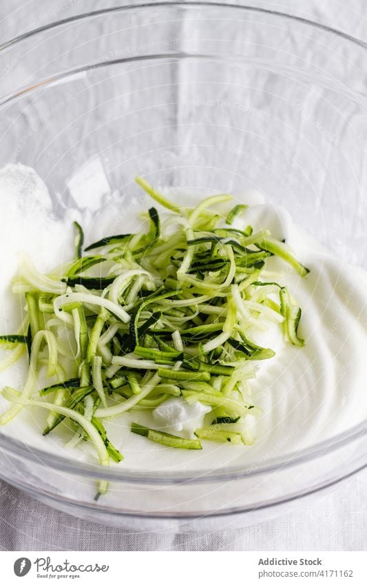 Schüssel mit Eischnee und gehackten Zucchini gepeitscht Cloud Rezept vorbereiten Bestandteil Gemüse Koch Lebensmittel Mahlzeit kulinarisch frisch Küche