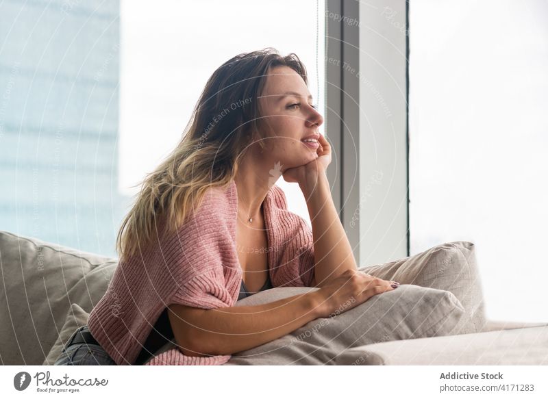 Schönes blondes Mädchen Porträt in ihrem Sofa allein attraktiv Hintergrund schön Schönheit Kaukasier Sauberkeit abschließen niedlich tagsüber tief blickend