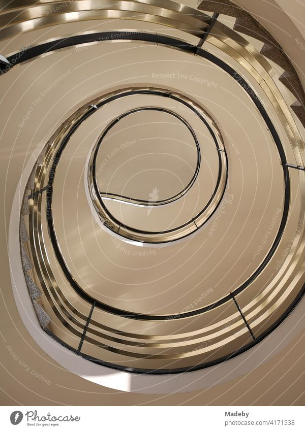 Geschwungenes Treppenhaus im Stil der Architektur der Fünfziger Jahre in einem Bürogebäude im Westend von Frankfurt am Main in Hessen Wendeltreppe Schnecke