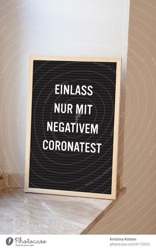 einlass nur mit negativem coronatest - letterboard auf fensterbank eintritt zutritt zugang testergebnis negativtest schnelltest laden geschäft einzelhandel