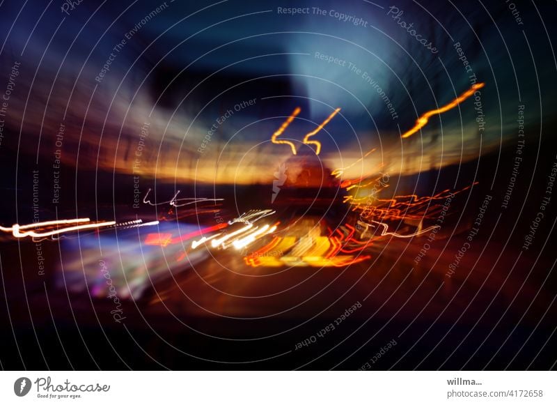 Nachtverkehr auf der Autobahn Reisen Urlaub Geschwindigkeitsrausch Verkehrswege Autofahren Straße Tempo Bewegung Langzeitbelichtung Bewegungsunschärfe bunt