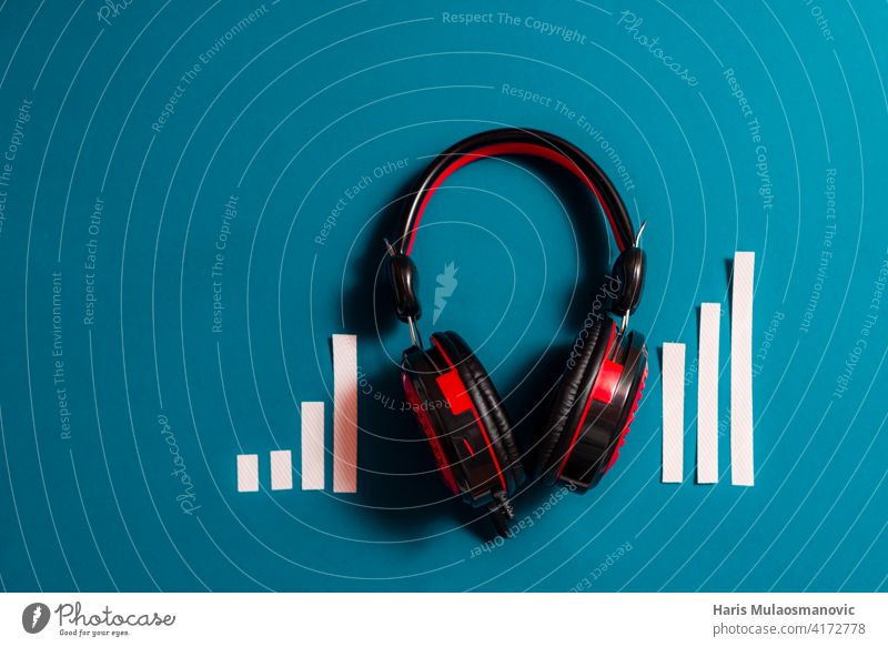 audio kopfhörer mit audio spectrum konzept, podcast, musik Publikum Audio Audiospektrum Hintergrund schwarz Ausstrahlung Business klassisch Mitteilung Konzept