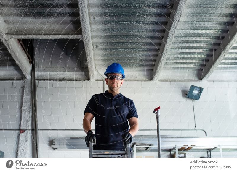 Arbeiter bei der Installation von Rohren mit Schraubenschlüssel in der Werkstatt Röhren Klempner installieren Handwerker Werkzeug Mann professionell heiter