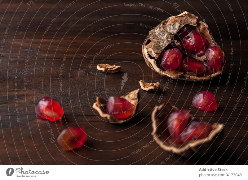 Granatapfelkerne und Walnussschale Walnussholz Samen Panzer Frucht Nut Lebensmittel frisch natürlich Vitamin Konzept reif rot Gesundheit organisch Ernährung roh