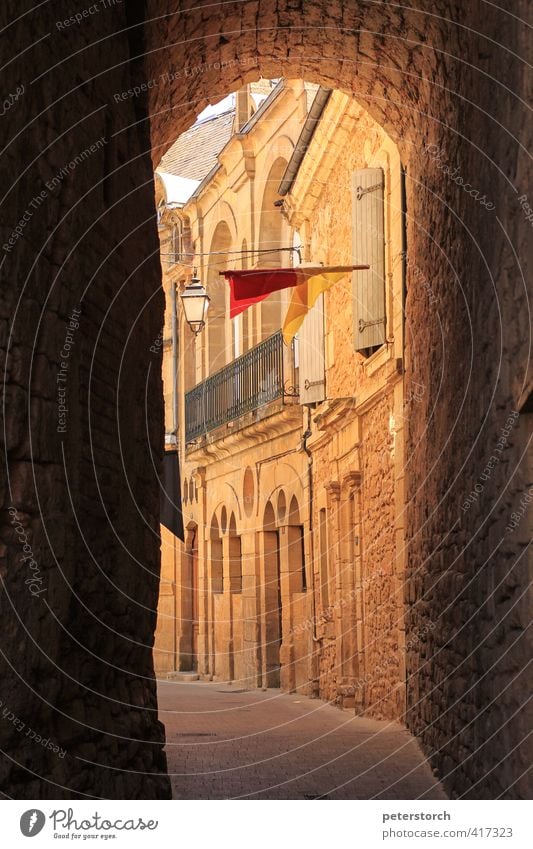 Fahne im Wind Ferien & Urlaub & Reisen Städtereise Sommer Frankreich Kleinstadt Stadtzentrum Altstadt Menschenleer Haus Tor Mauer Wand Fassade Balkon Garten Tür