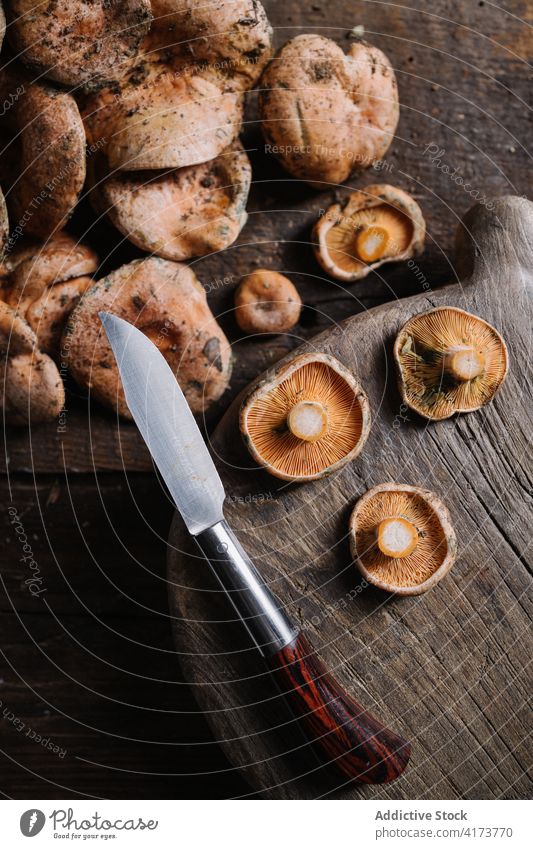 Frische Safran-Milchkappenpilze auf Holztisch Pilz Rotkiefernpilz Lactarius deliciosus Maronenröhrling wild essbar frisch roh organisch Lebensmittel natürlich