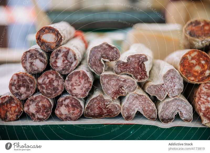 Sortiment handwerklich hergestellter Fleischwürste am Marktstand Wurstwaren sortiert verschiedene Kunstgewerbler lecker aromatisch Stapel Lebensmittel Würzig