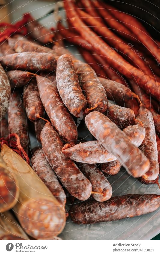 Fleischwürste und Nüsse auf dem Lebensmittelmarkt Wurstwaren Chorizo Markt Nut Ackerbau Kunstgewerbler Haufen Mahlzeit appetitlich lokal lecker geschmackvoll