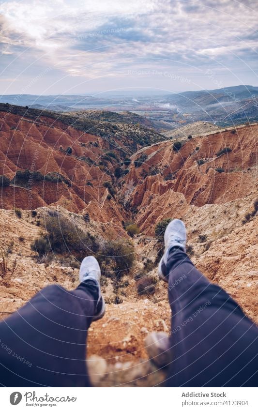 Reisender sitzt am Rande eines felsigen Berges Berge u. Gebirge Felsen Bein Sandstein Formation Natur Hochland Abenteuer Kamm steil Stein reisen Geologie Klippe